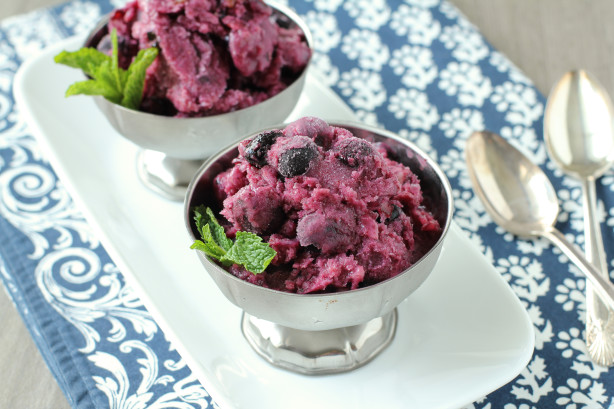 Raspberry-Mint Ice Pops If you love chocolate-covered strawberries, you’re going to love this frozen, portion-controlled spin on the classic dessert. You really can’t beat a low-cal frozen treat that only carries 4 grams of sugar—and few other desserts can make the same claim.